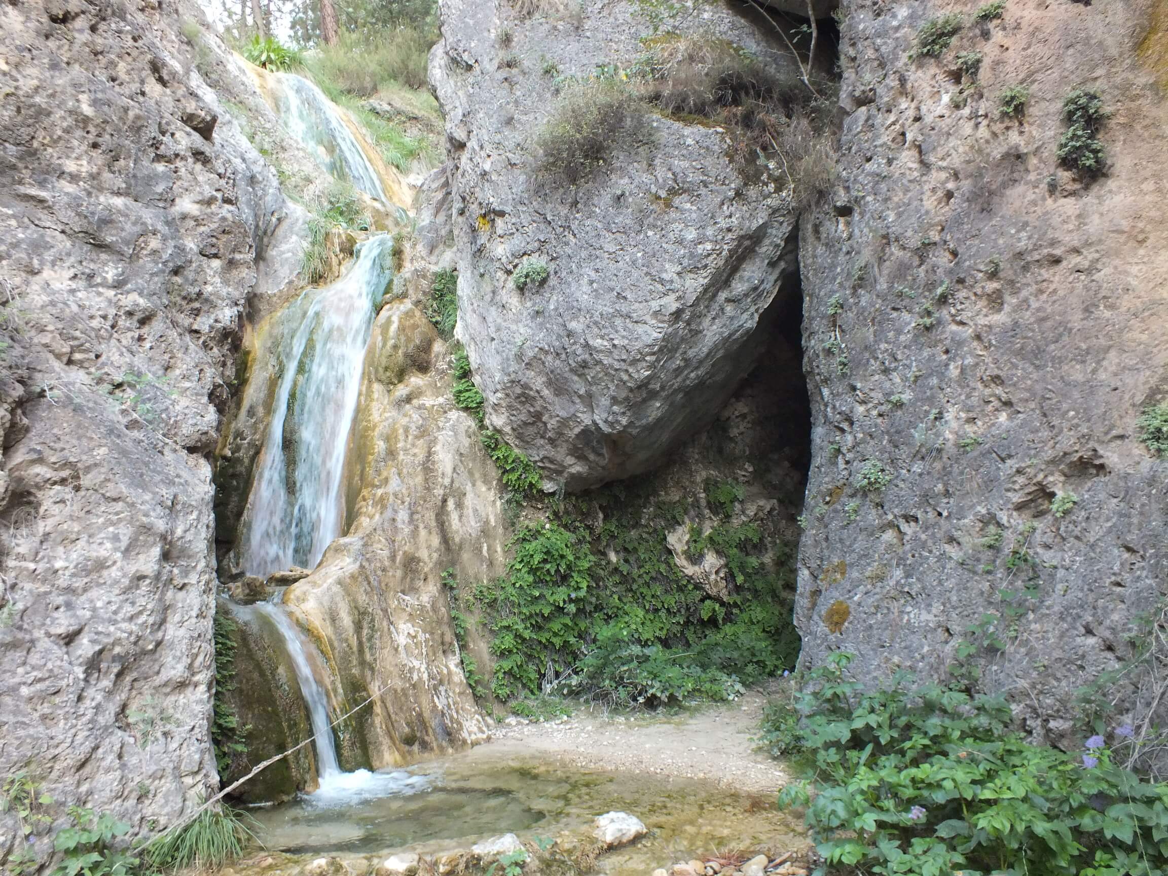 cinco cascadas de la hueta casas rurales segura natura la puerta de la sierra 13